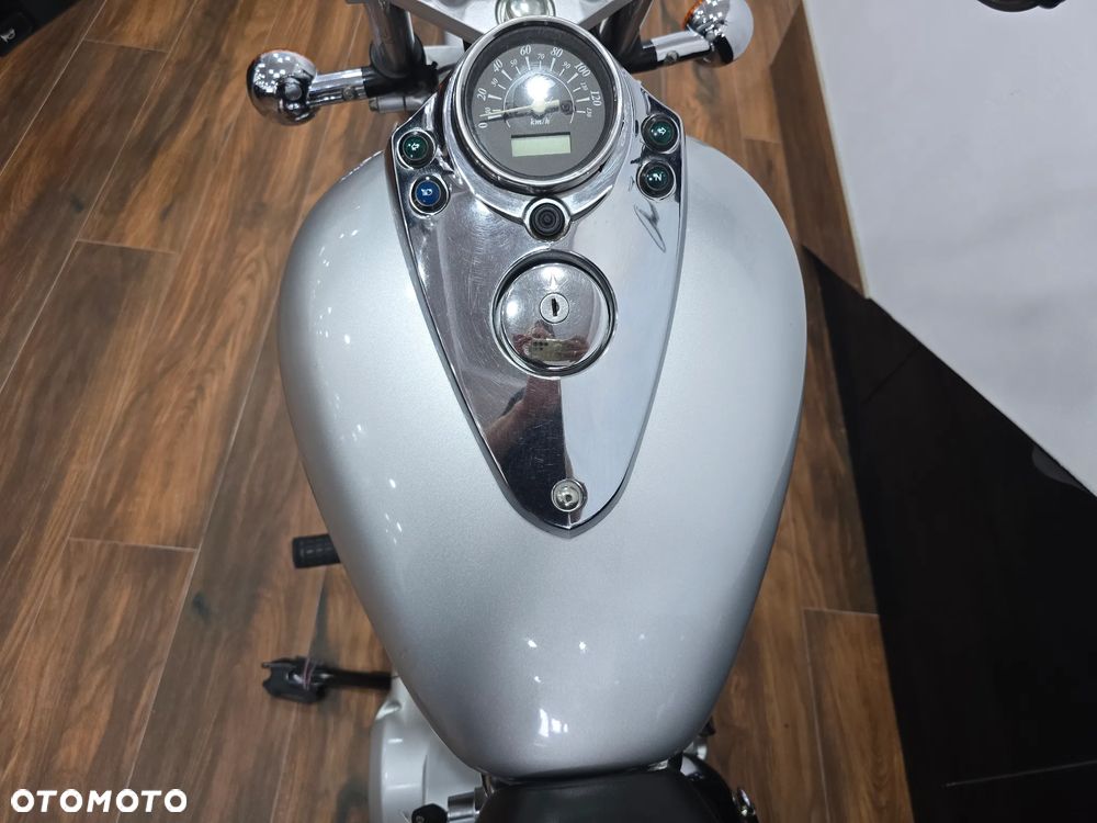 Suzuki Intruder - 17