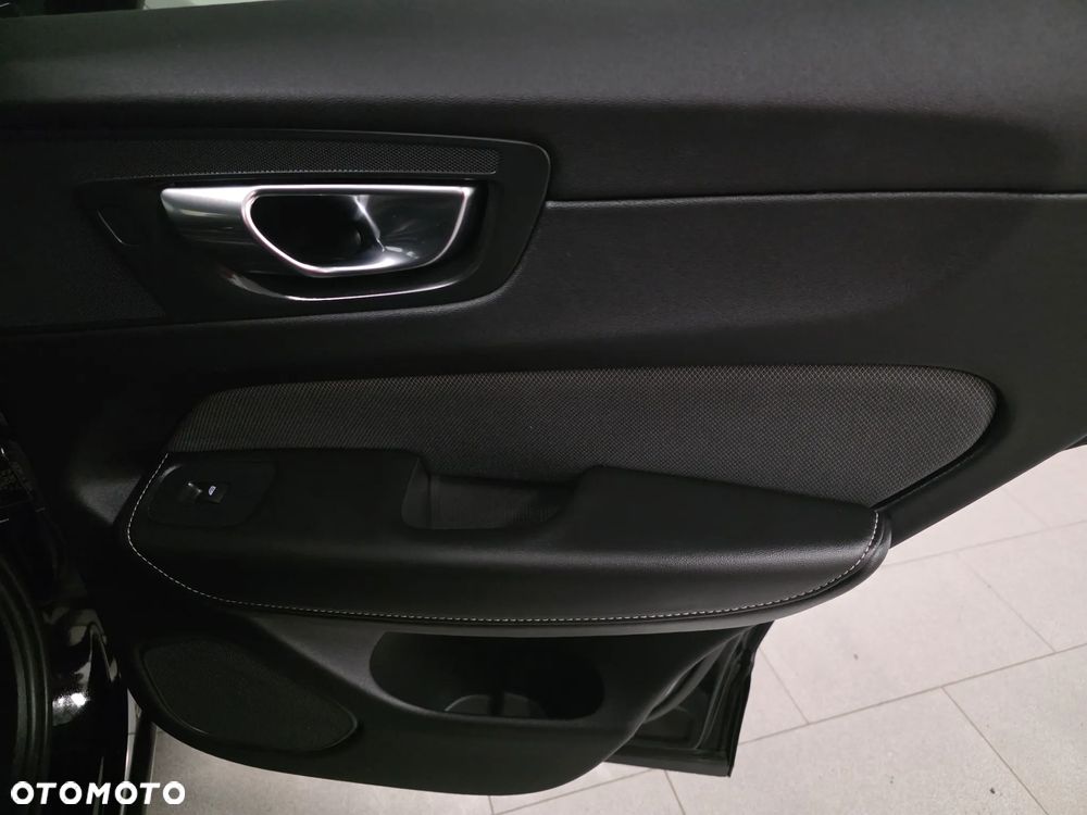 Volvo XC 60 B4 D Plus Dark - 25