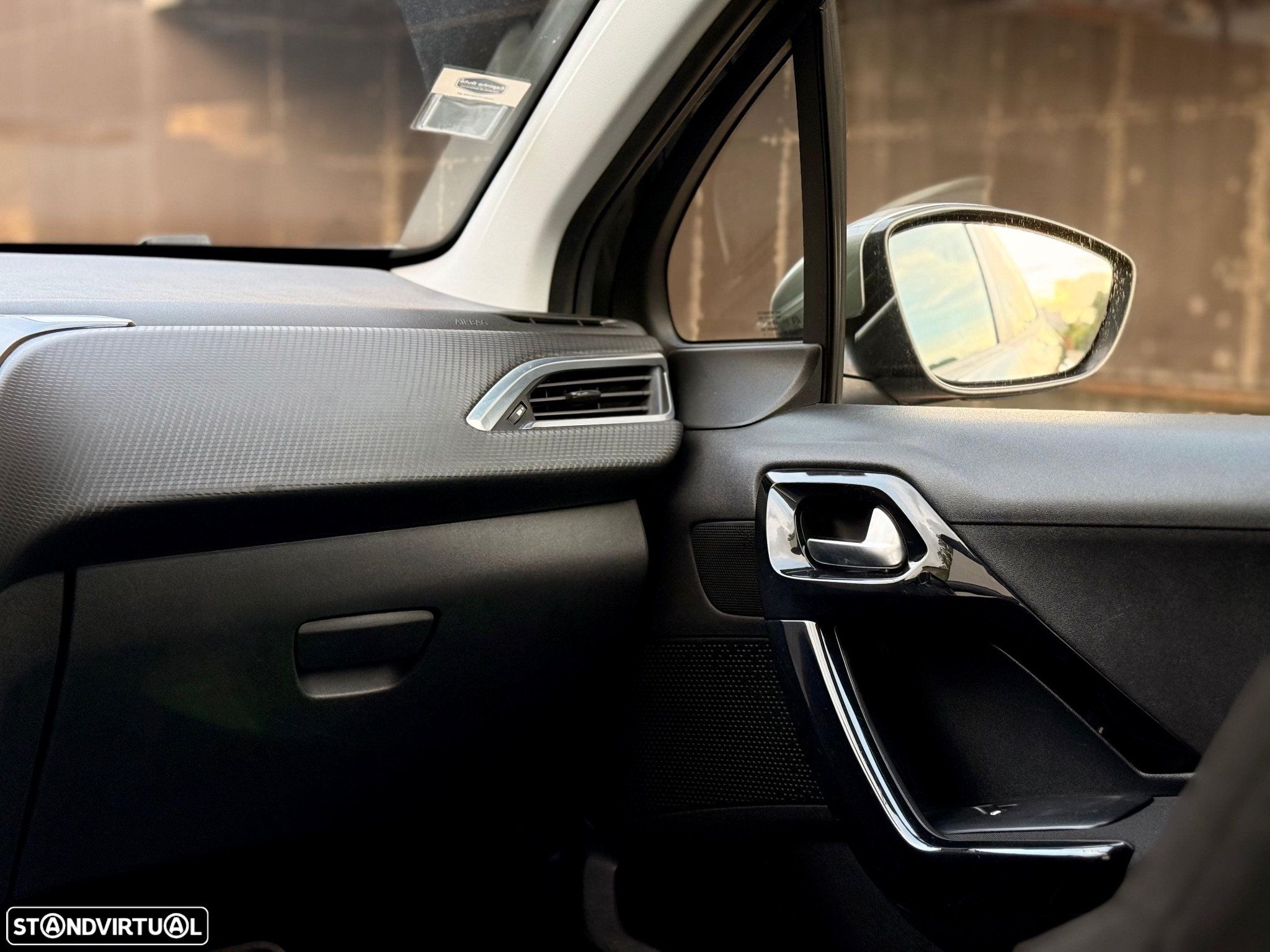 Peugeot 208 1.2 VTi SE Style - 33