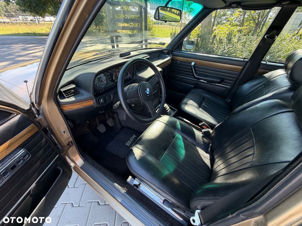 BMW Seria 5 528 i - 27