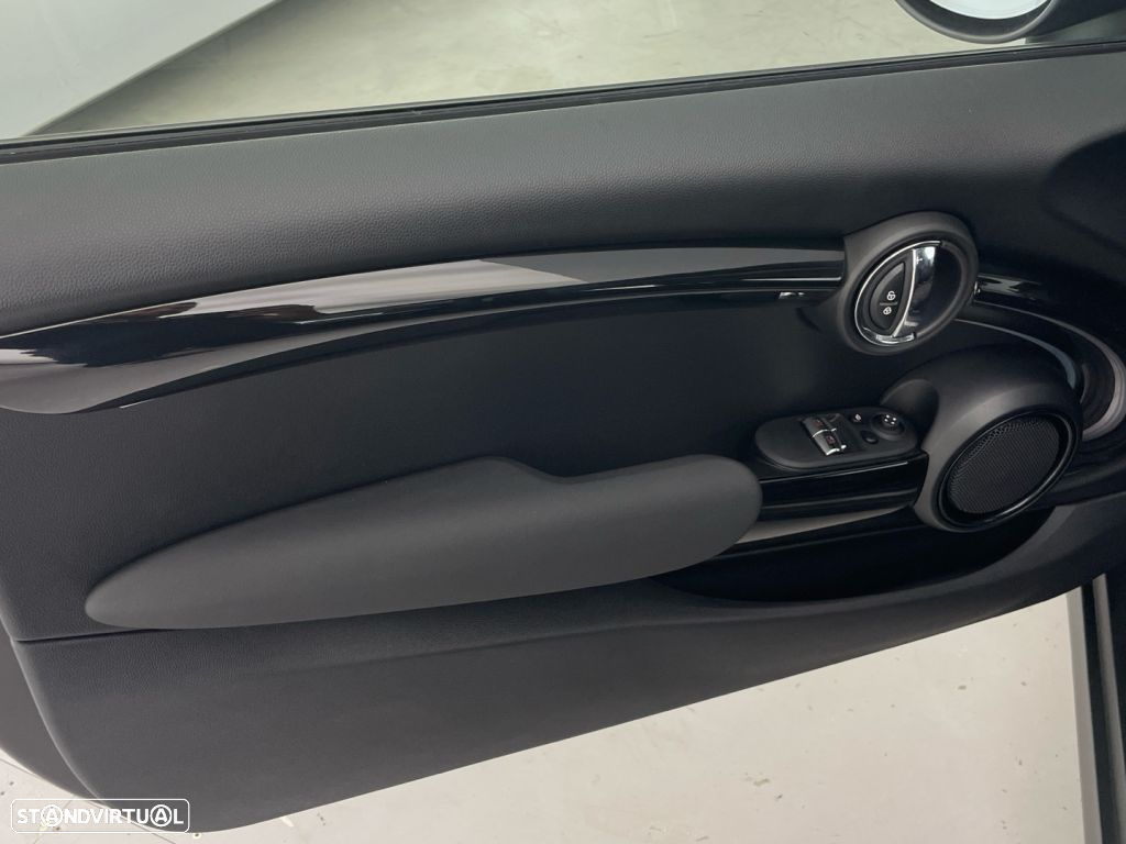 MINI 5 Portas Cooper Premium Essential Auto - 18