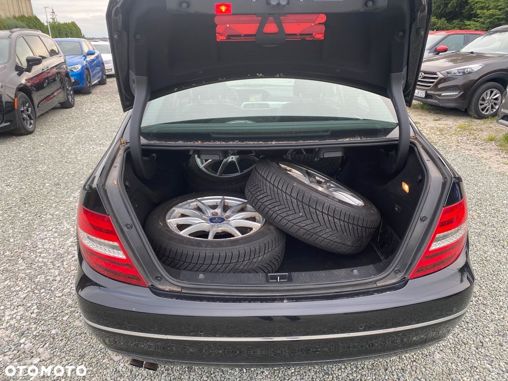 Mercedes-Benz Klasa C 180 CGI Automatik BlueEFFICIENCY Avantgarde - 19