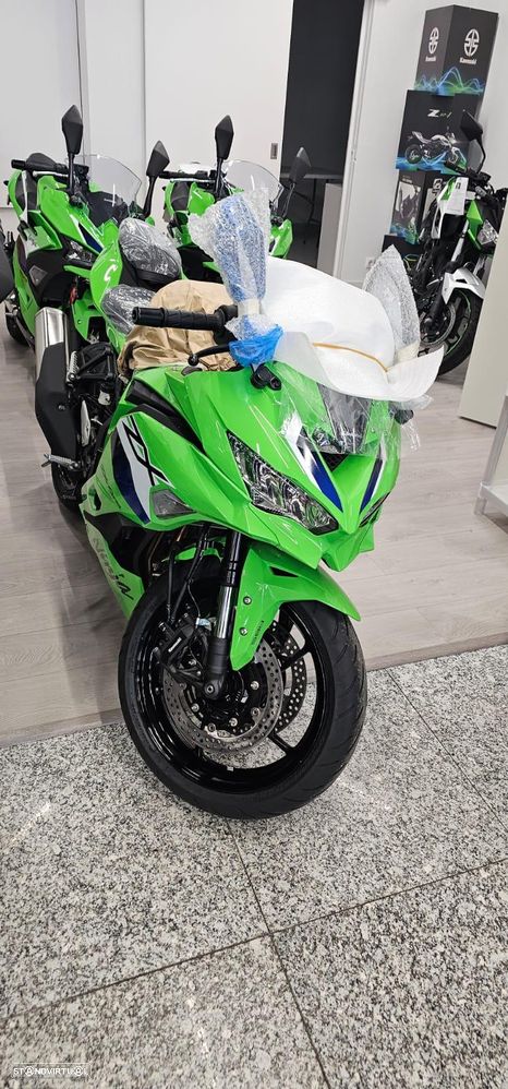 Kawasaki ZX 4RR - 18