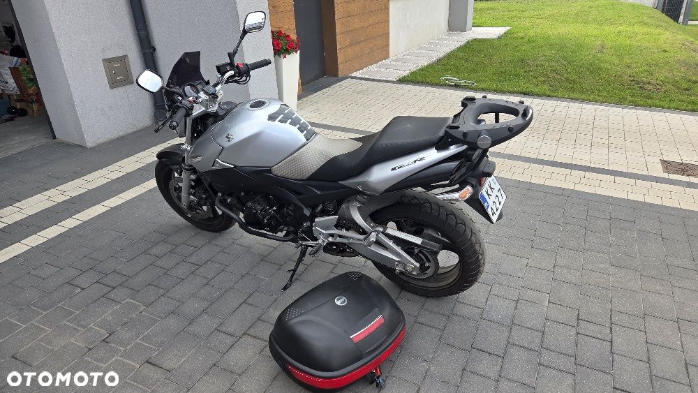 Suzuki GSR - 19