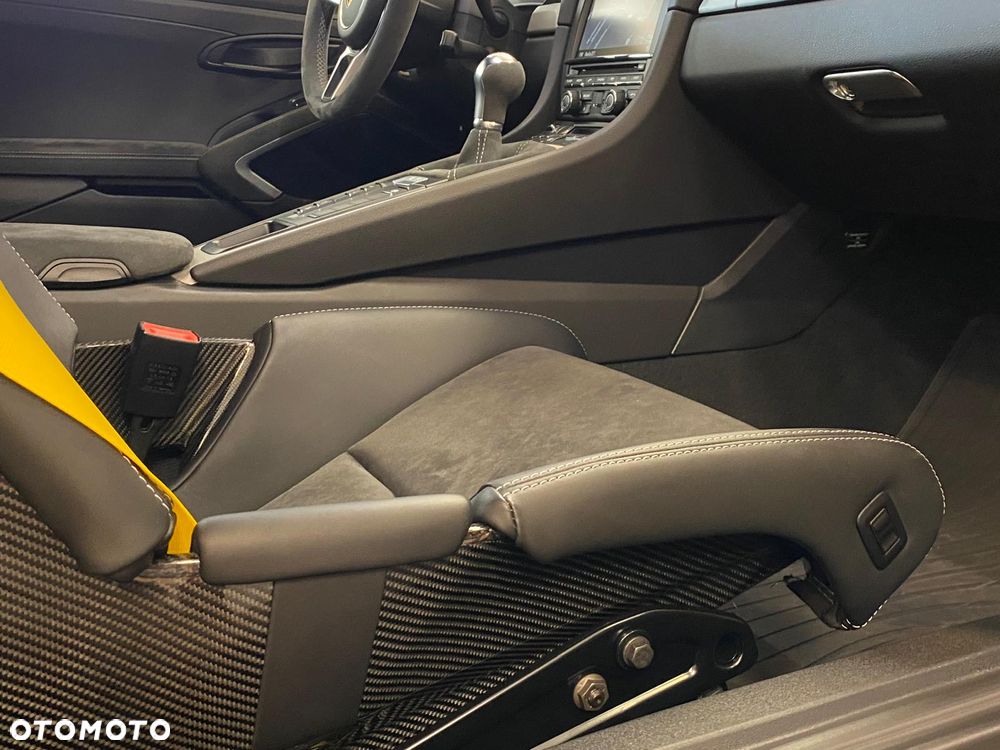 Porsche Cayman GT4 - 11