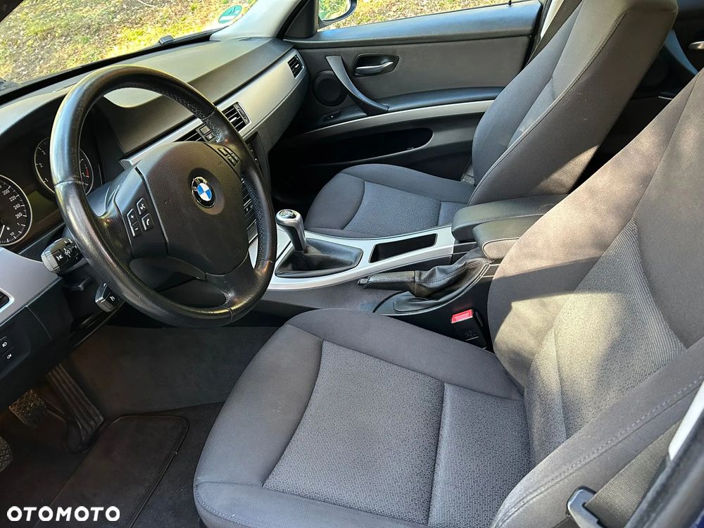 BMW Seria 3 318i Touring - 13