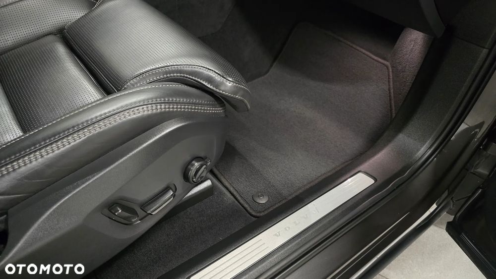 Volvo XC 60 B4 D AWD Plus Dark - 14