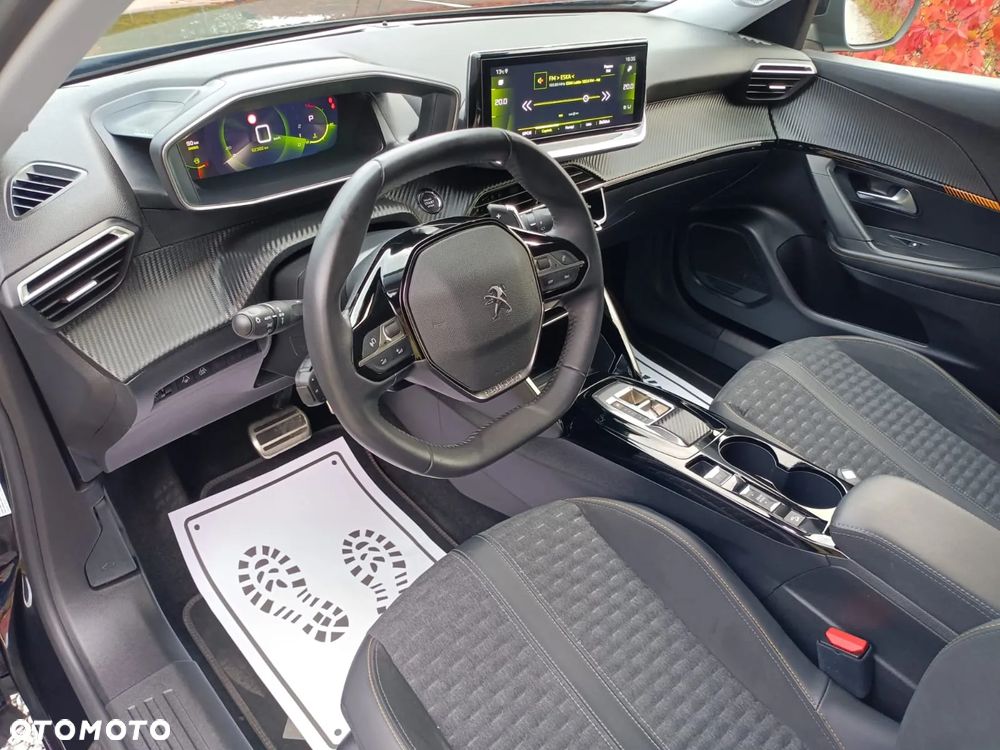 Peugeot 2008 PureTech 130 EAT8 GT - 19