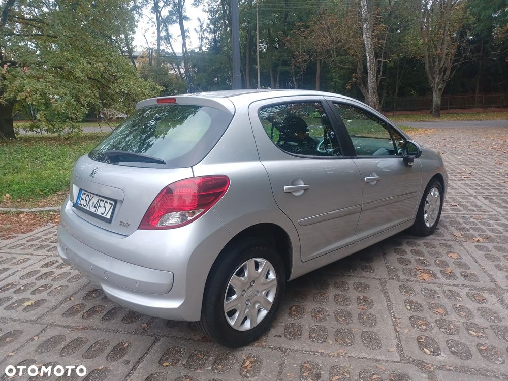 Peugeot 207 2011 photo 3