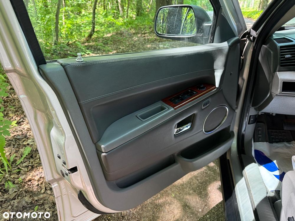 Jeep Grand Cherokee - 35