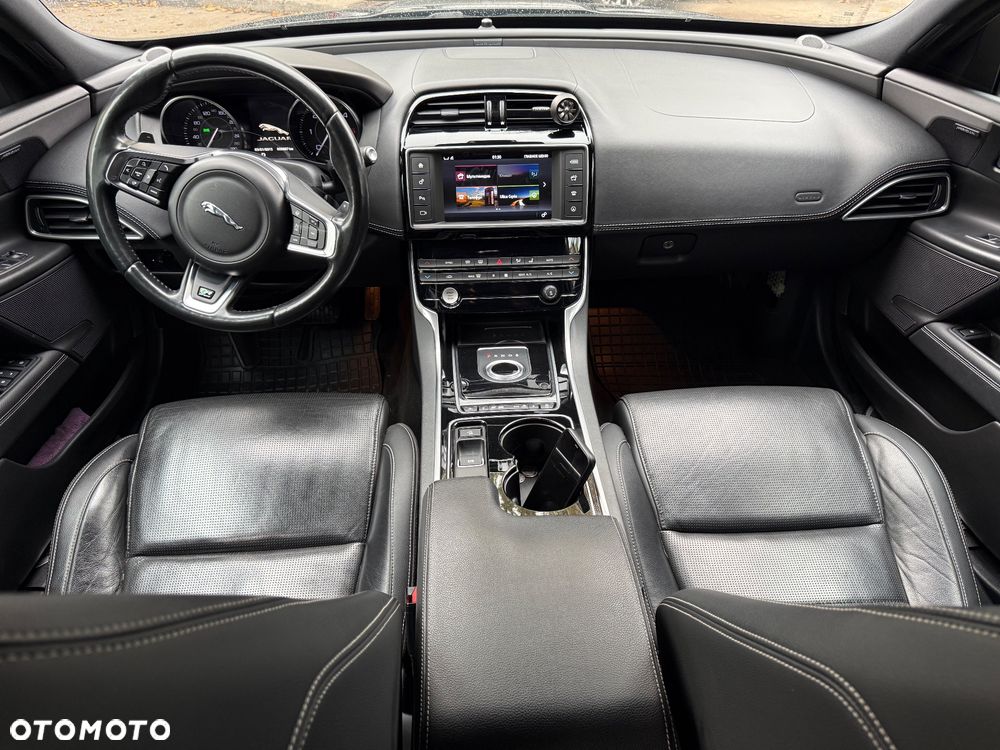 Jaguar XE - 13