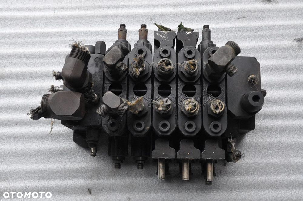 ROZDZIELACZ HYDRAULICZNY MANITOU NR 08105220 / 081102614 - 1