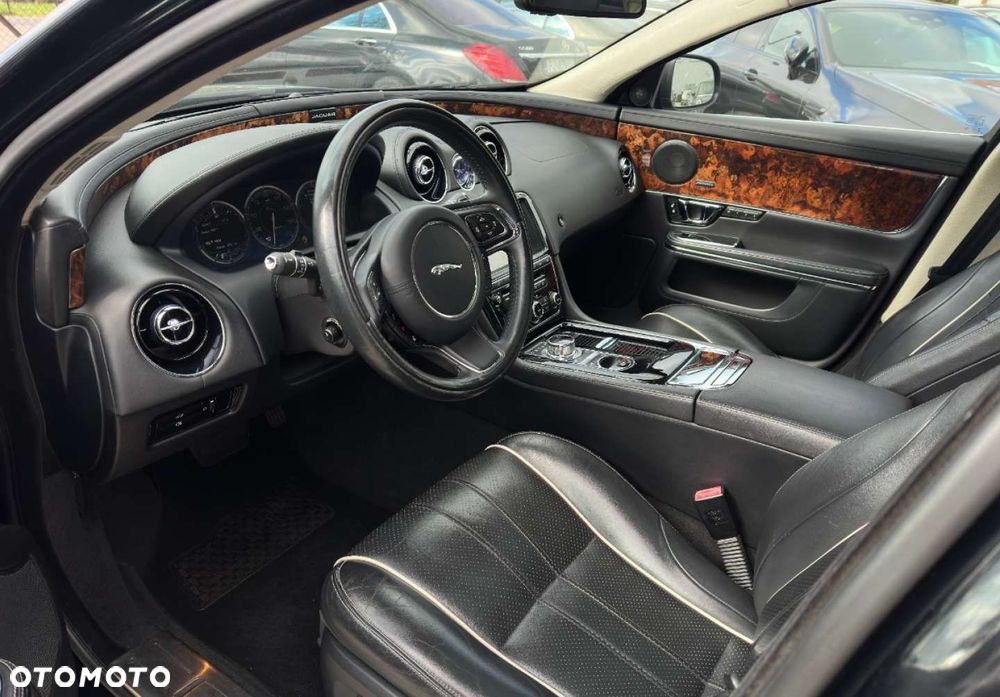 Jaguar XJ - 12