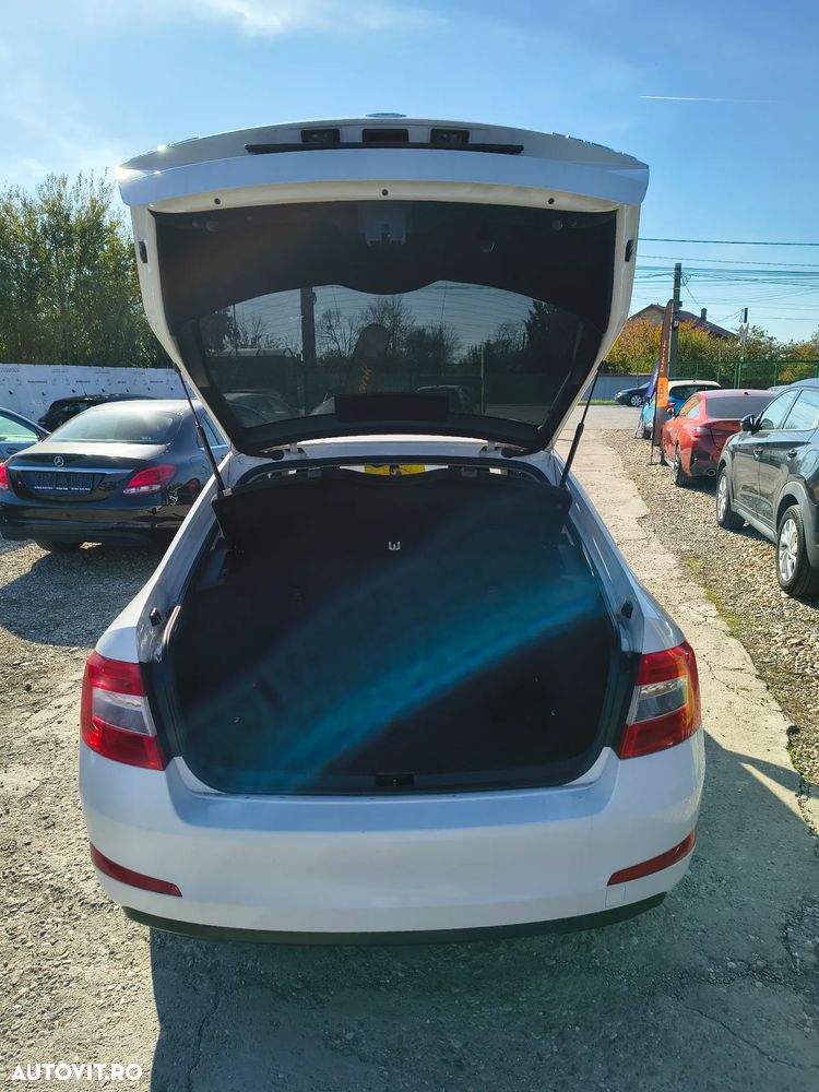 Skoda Octavia 1.2 TSI Ambiente - 9