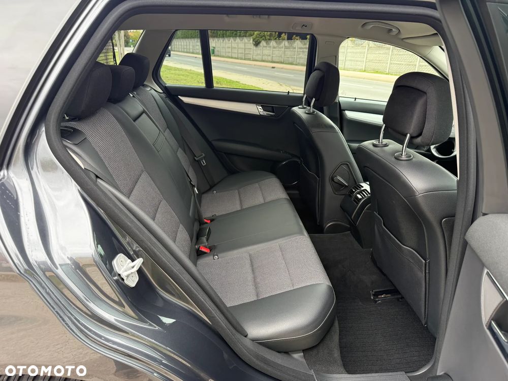 Mercedes-Benz Klasa C 250 CGI T Automatik BlueEFFICIENCY Avantgarde - 28