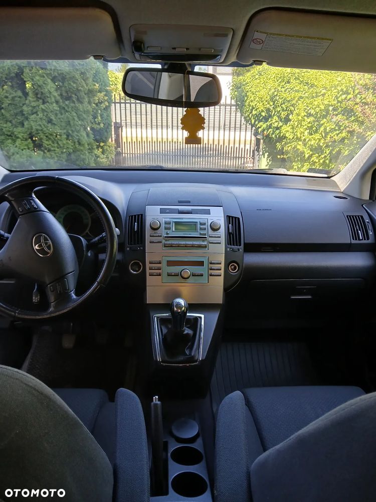 Toyota Corolla Verso 2.2 D-4D Prestige - 9