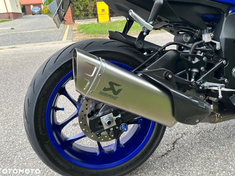 Yamaha R1 - 8