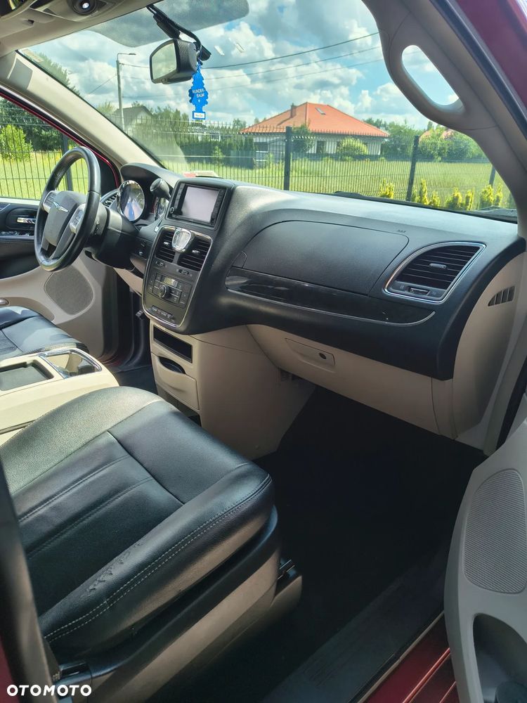 Chrysler Town & Country - 3