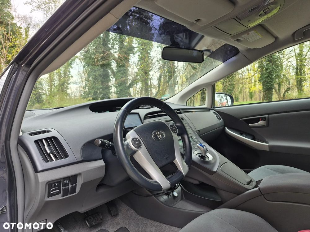 Toyota Prius (Hybrid) Executive - 16