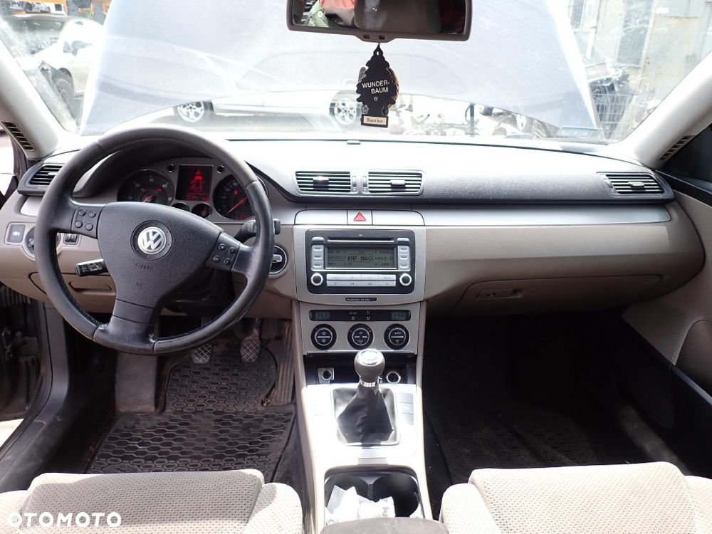 CZĘŚCI - Vw Passat B6 1,9TDI 105KM BXE KOMBI 5B JCX lakier LC8Z  2007r. INDEX - 10046 - 13