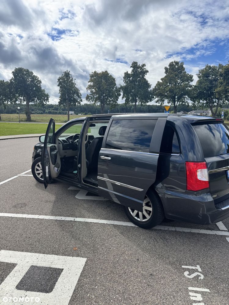 Chrysler Town & Country 3.6 Limited - 12