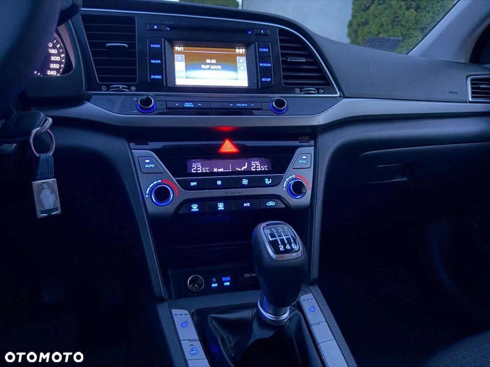 Hyundai Elantra 1.6 Comfort - 16