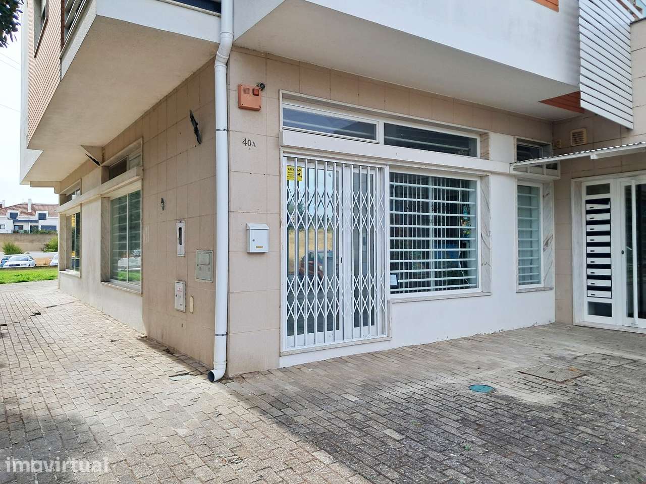 Espaçoso imóvel comercial/atelier em Santo António da Charneca - Grande imagem: 3/12