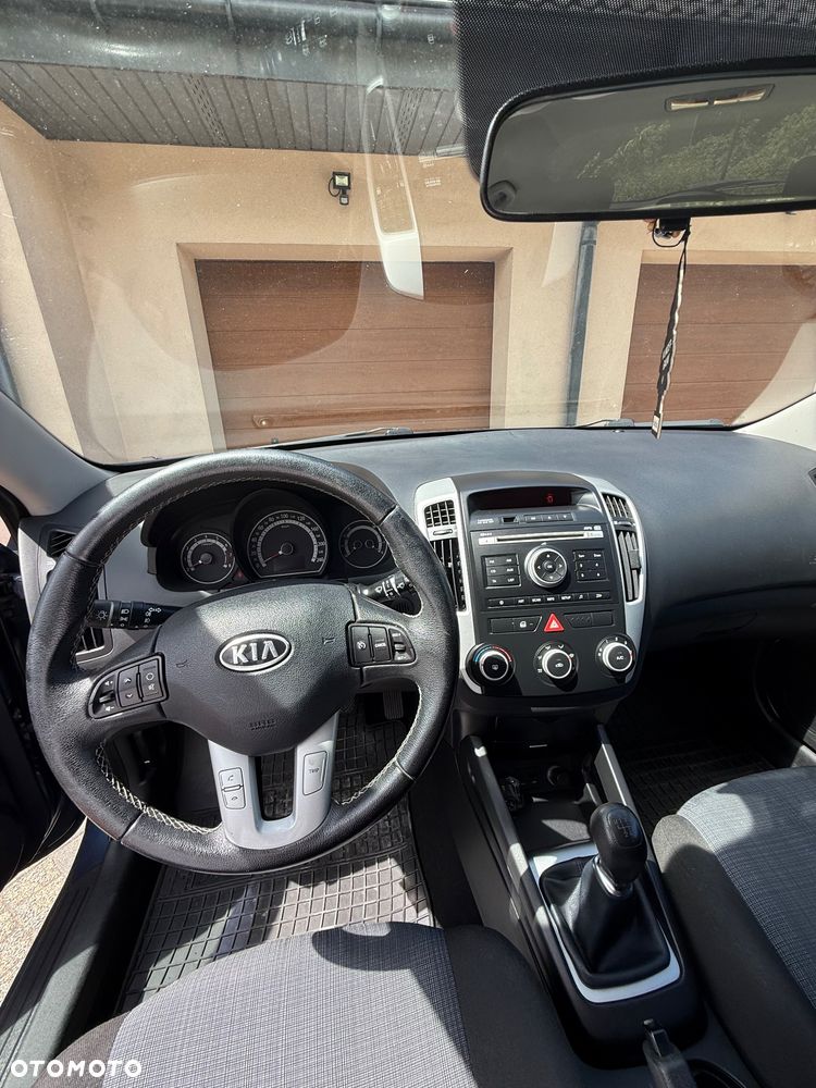 Kia Ceed - 11