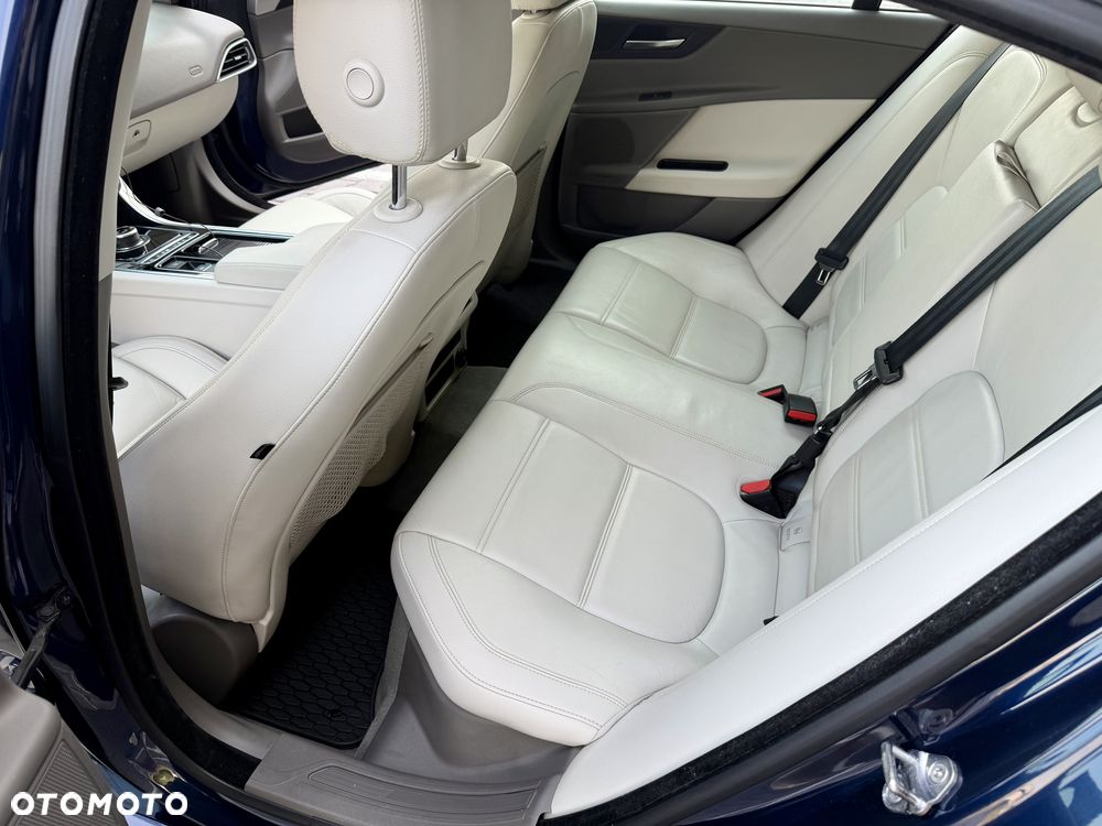 Jaguar XE 20d Pure - 17