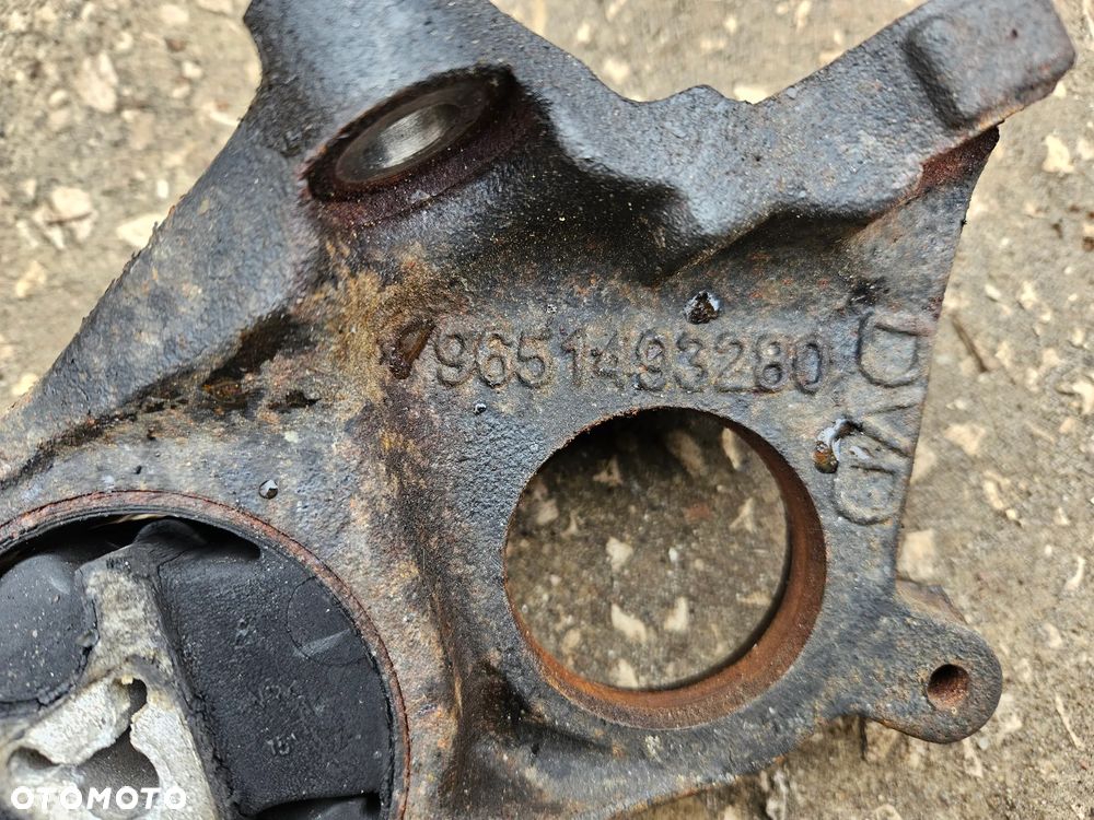 Peugeot 407 Citroen C4 C5 X7 III  1.6 HDI łapa podpora półosi 9651493280 - 2