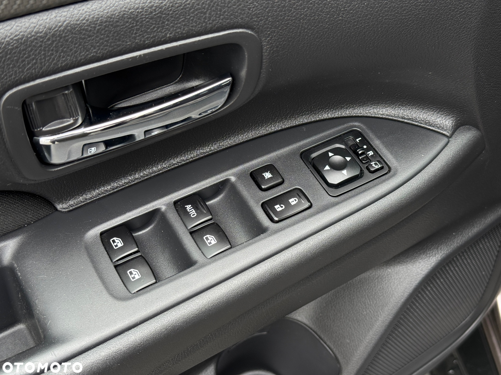 Mitsubishi Outlander - 10