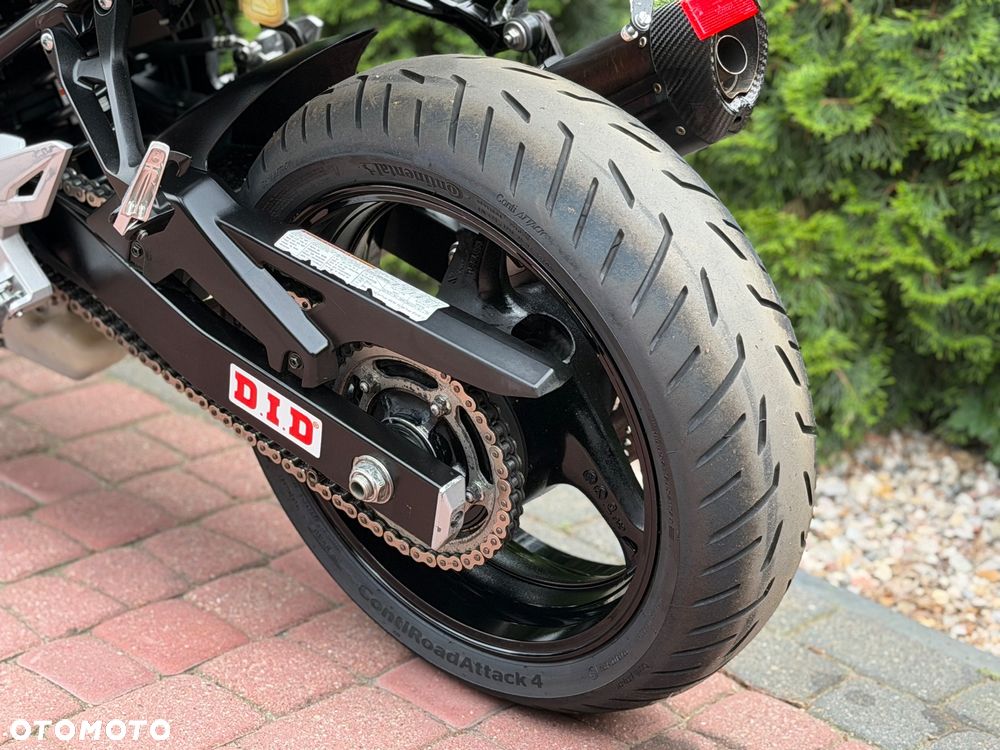 Suzuki GSR - 21
