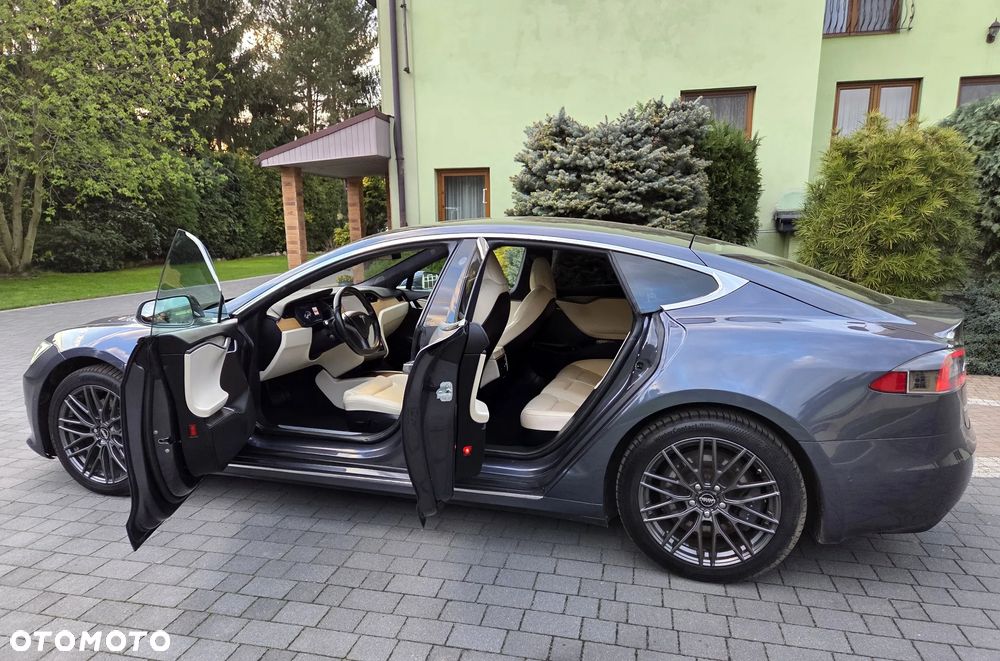 Tesla Model S - 17