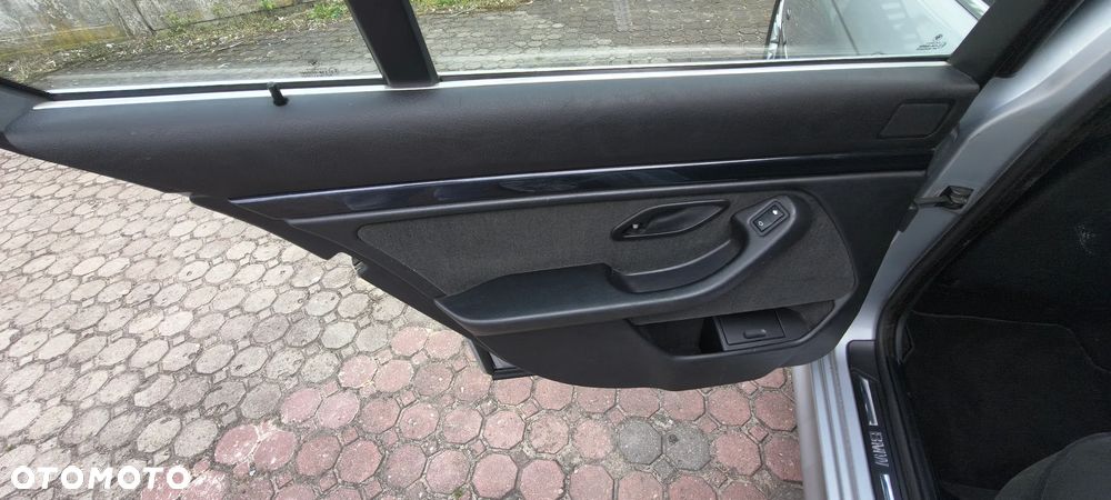 BMW Seria 5 528i - 15