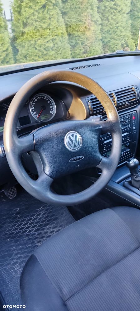 Volkswagen Passat 1.6 Basis - 22