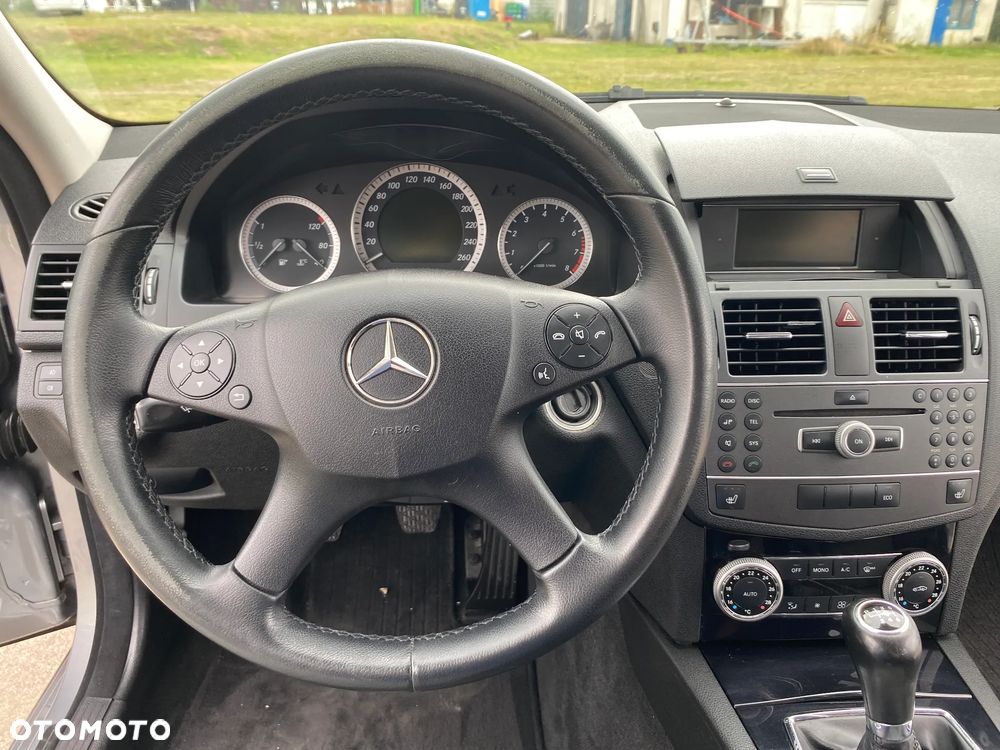 Mercedes-Benz Klasa C 180 CGI BlueEff Classic - 16