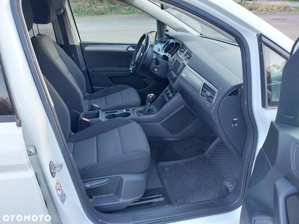 Volkswagen Touran - 12