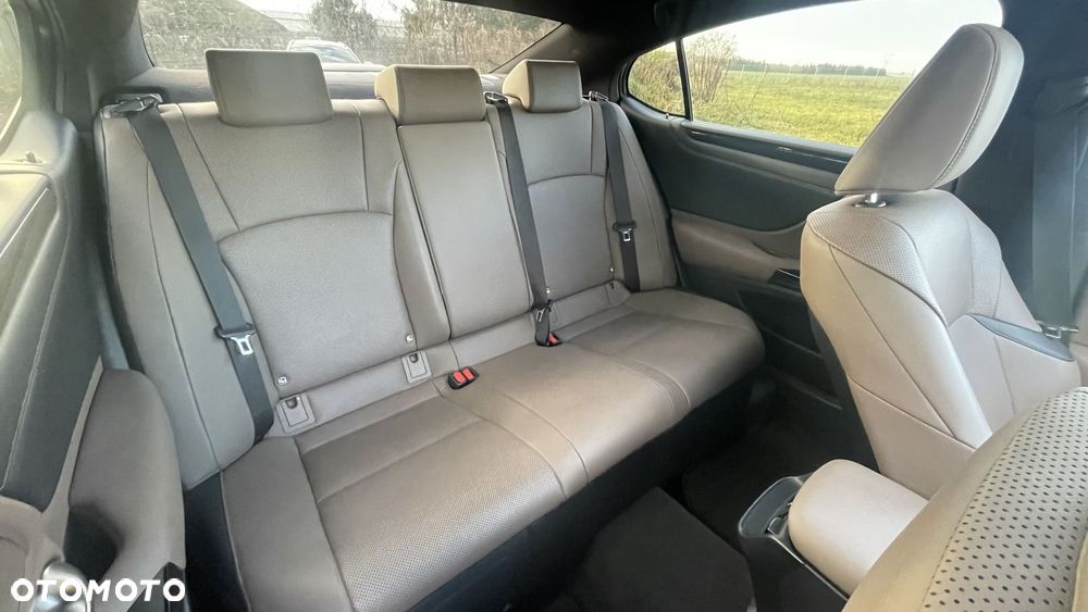 Lexus ES 300h Business Edition - 11