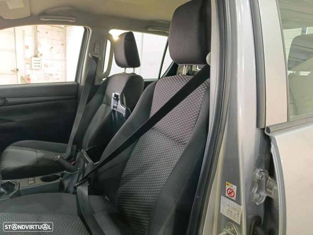 Toyota Hilux 2.4 D-4D 4WD CD 5Lugares c/iva - 8