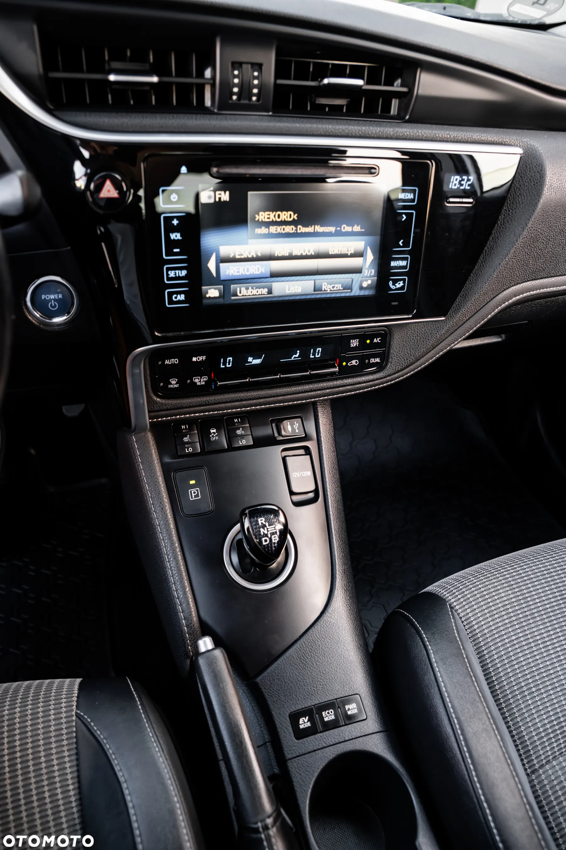 Toyota Auris 1.8 VVT-i Hybrid Automatik Edition S+ - 32