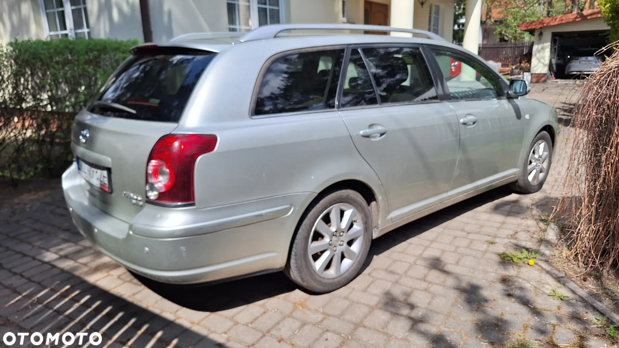 Toyota Avensis 2.0 D-4D Sol - 2
