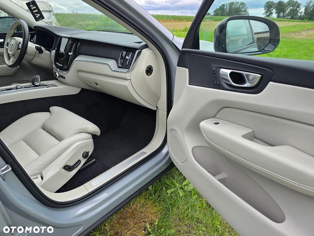 Volvo XC 60 B4 D AWD Plus Dark - 21