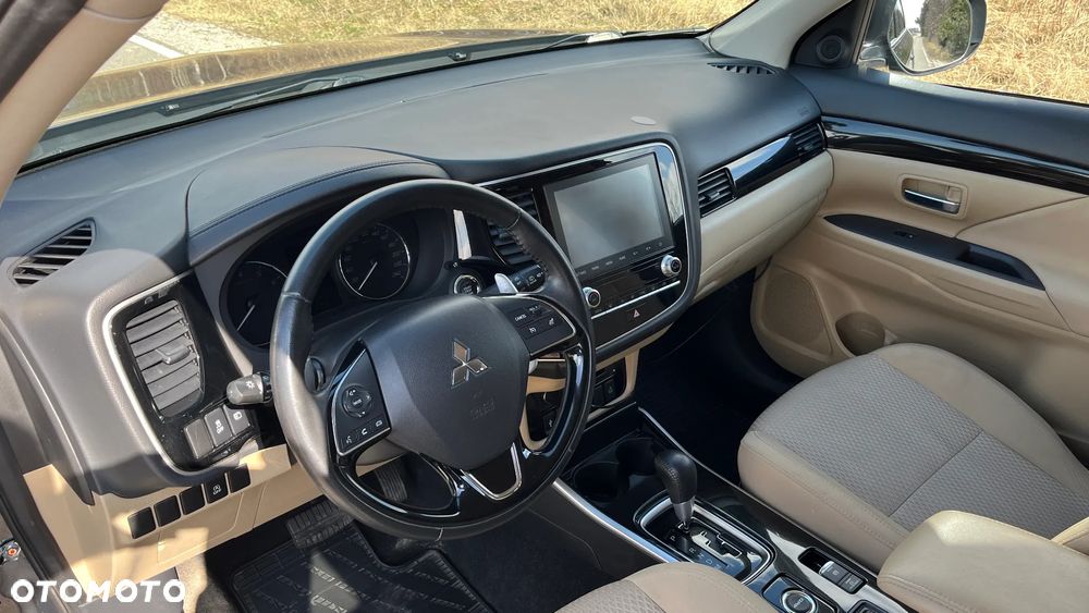 Mitsubishi Outlander 2.0 Intense + Navi 4WD CVT - 19