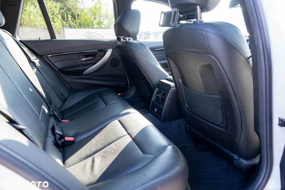 BMW Seria 3 320i xDrive Edition M Sport Shadow - 23