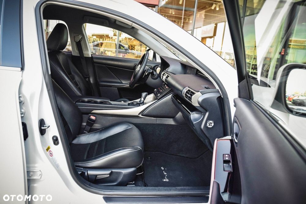 Lexus IS 300h F Impression EU6 - 9