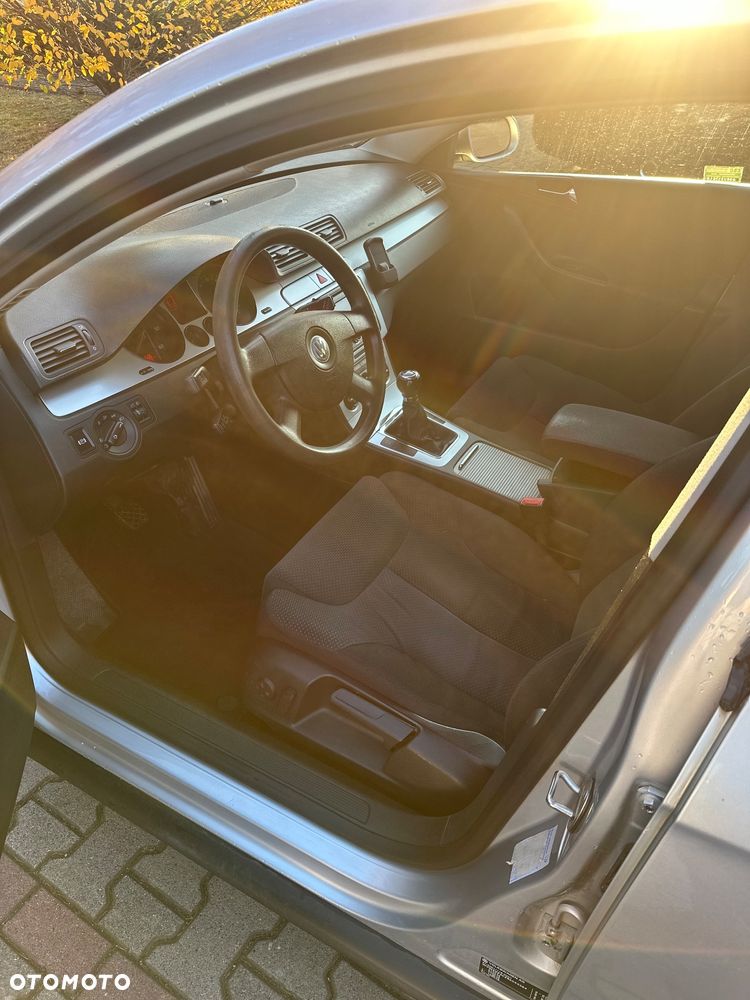 Volkswagen Passat 2.0 TDI DPF BlueMotion Technology Comfortline - 9