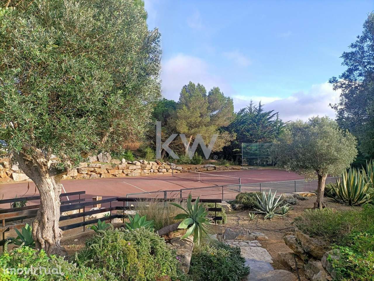 Moradia em Condomínio fechado com piscina, quadra de tênis e segurança - Grande imagem: 4/30