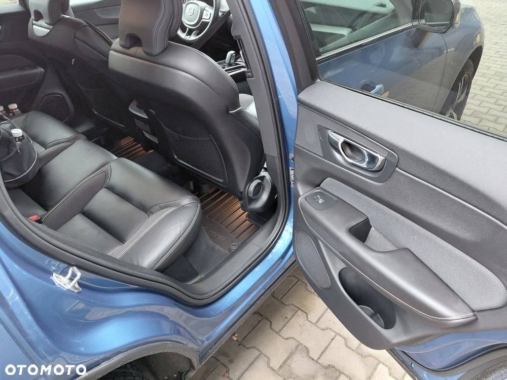 Volvo XC 60 B5 D AWD R-Design - 28