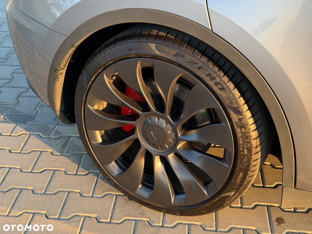 Tesla Y Performance AWD - 10