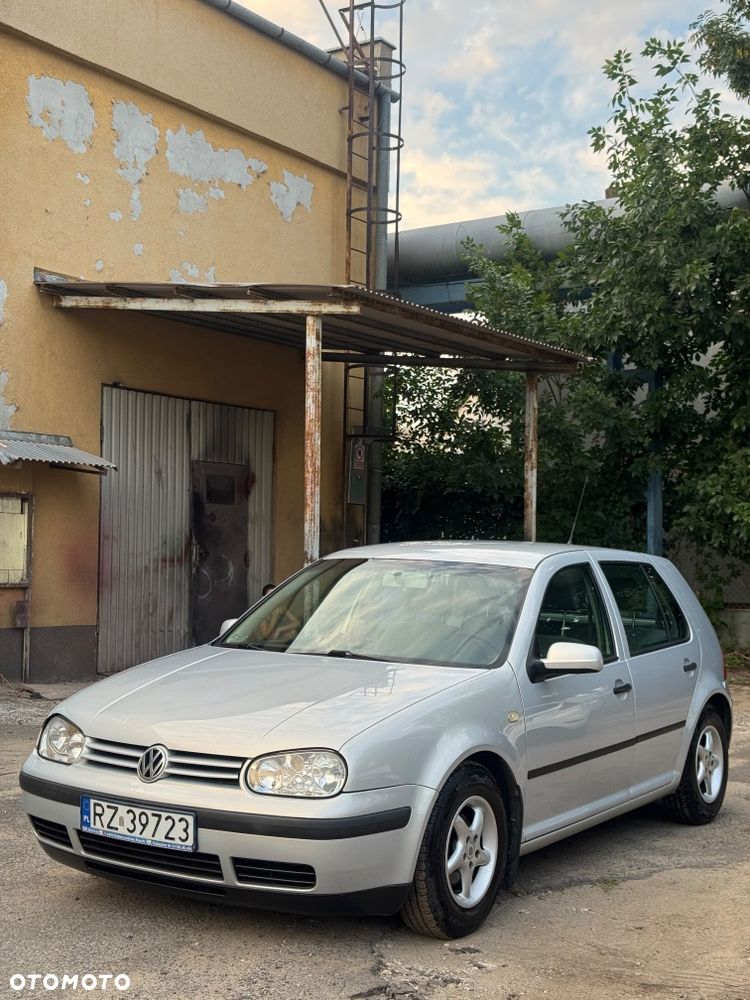 Volkswagen Golf - 1